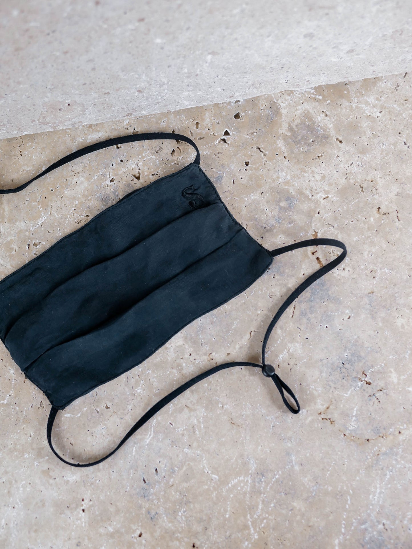 Face Mask Black (behind head)