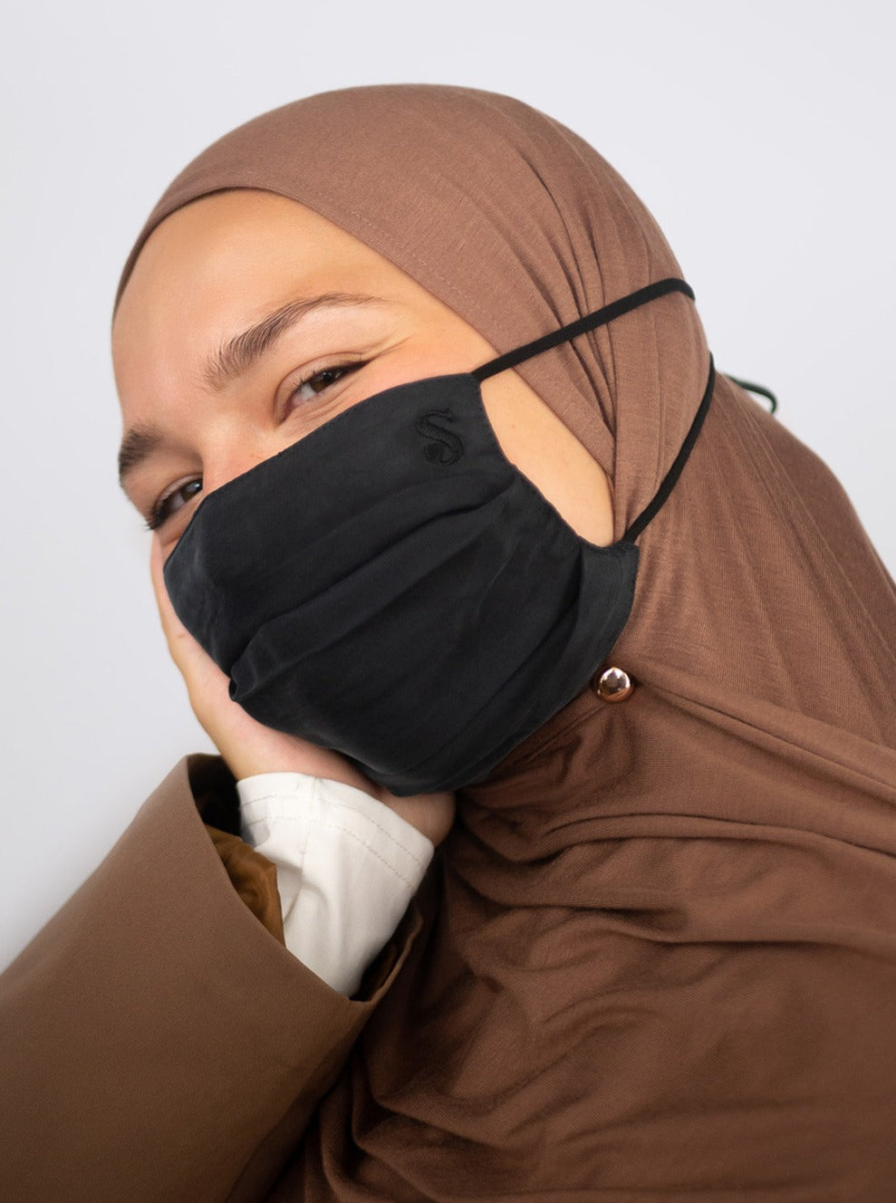 Face Mask Black (behind head)